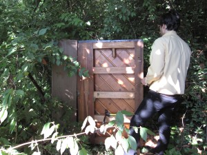 Suny Lyons Prepares a Piano for Dare Dukes' "Thugs and China Dolls"